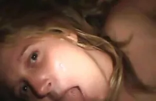 XXX Deutsche Gummi-Mädchen im Bad und reifefrauensex setzen Krebs im Rektum