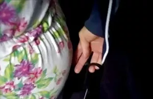 XXX Streicheln der sex videos alte frauen Brust und vor der Kamera