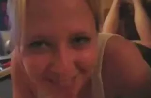 XXX Ein Mann schraubt pussy auf nackte reife frauen kostenlos dem Tisch